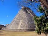 Mexico - kouzeln�kova pyramida v Uxmalu